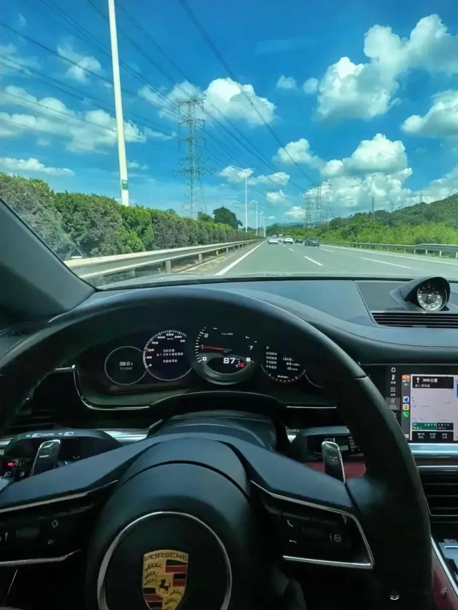 国庆假期，高速免费开放，实在是太香了，平时一个半小时的路程，跑高速一个小时用不了