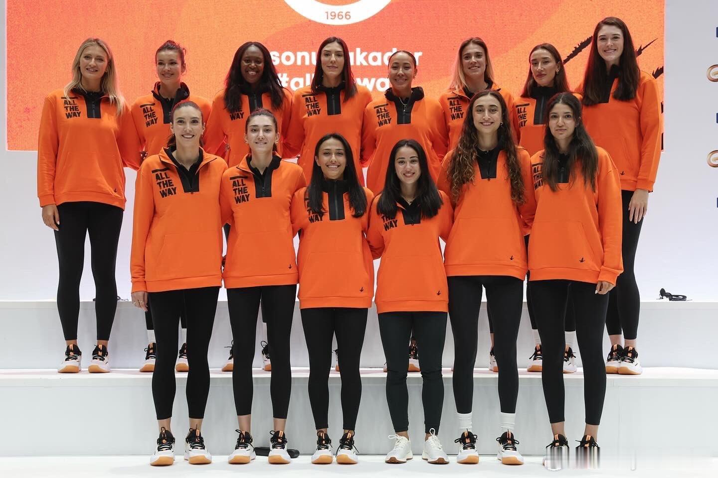 📸24-25赛季🇹🇷伊萨奇巴希队员大合影#女排[超话]# ​​​