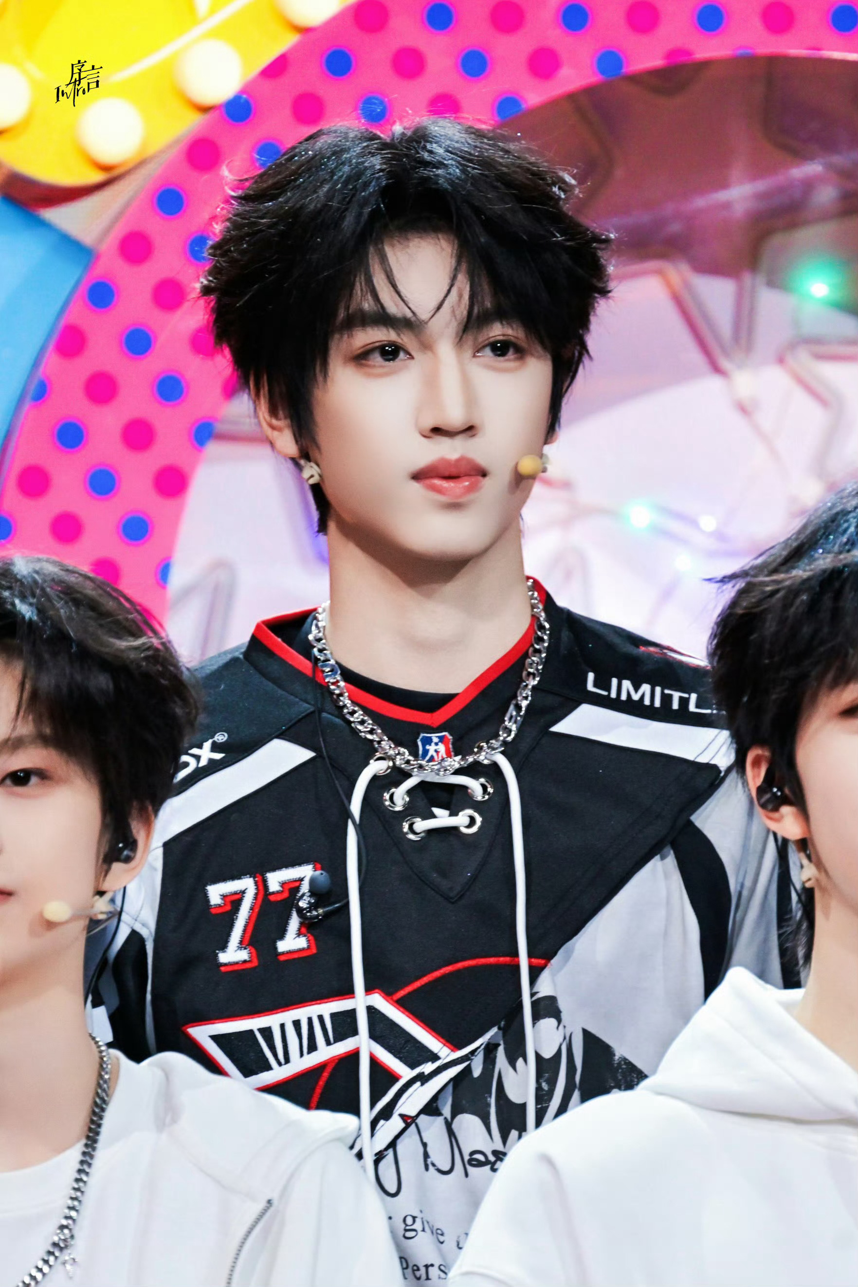 张桂源川渝春晚饭拍 不行了，这个满分男桂圆又在舞台散发魅力，这个饭拍超绝美式男高