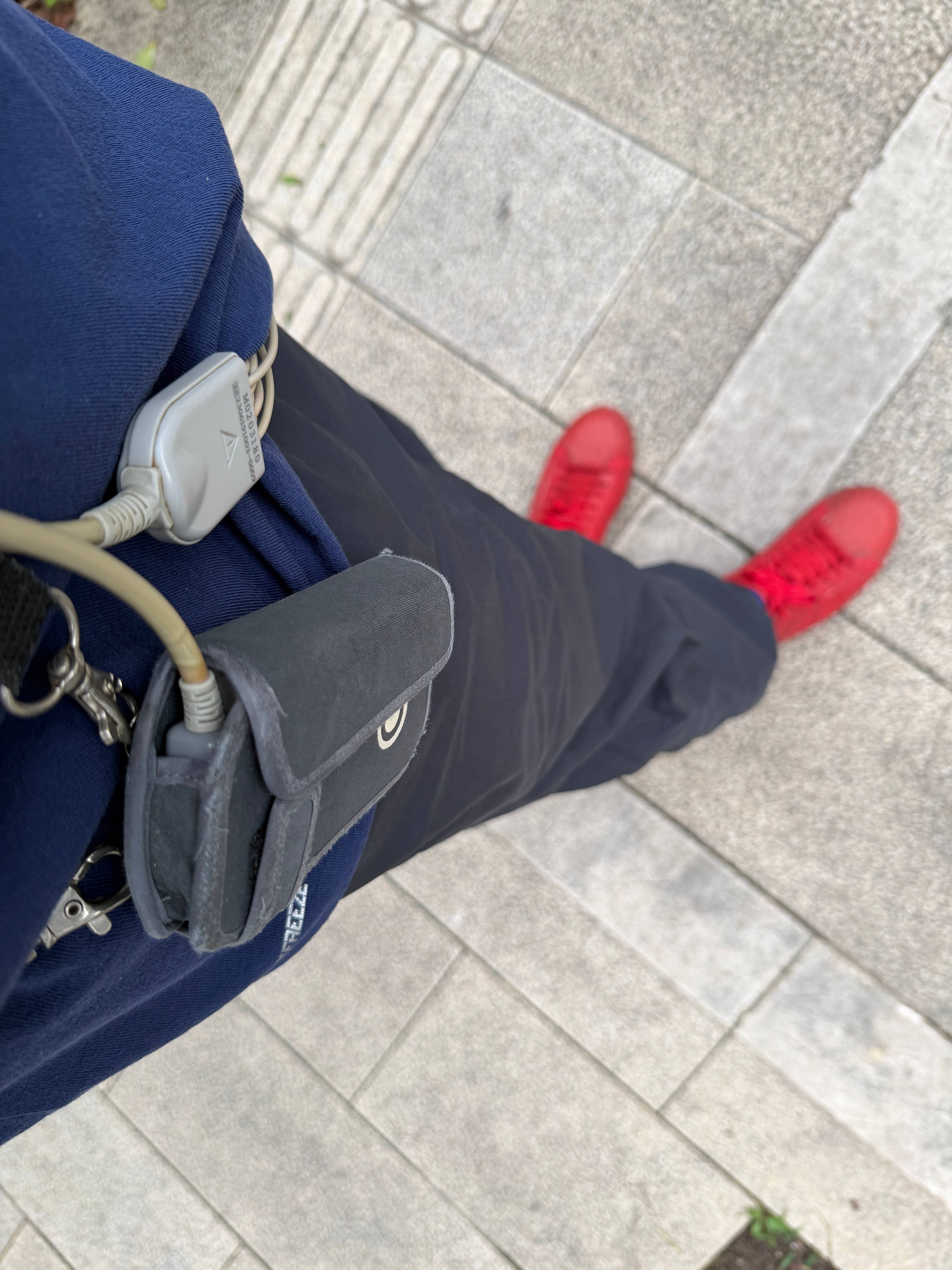 清晨七点多就起床出门，早饭没吃便上了医院。手臂上挨了一针，暗红的血顺着细管流进四