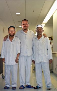 不懂就问，球队图啥呀？
库里拿6千万，巴特勒拿6千万，铂金拿4千万，三人工资就超