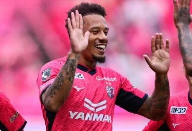 申花这俩好消息，味儿不对。
吴曦续约是情怀拉满，但36岁老将合同是1+1。拉唐加