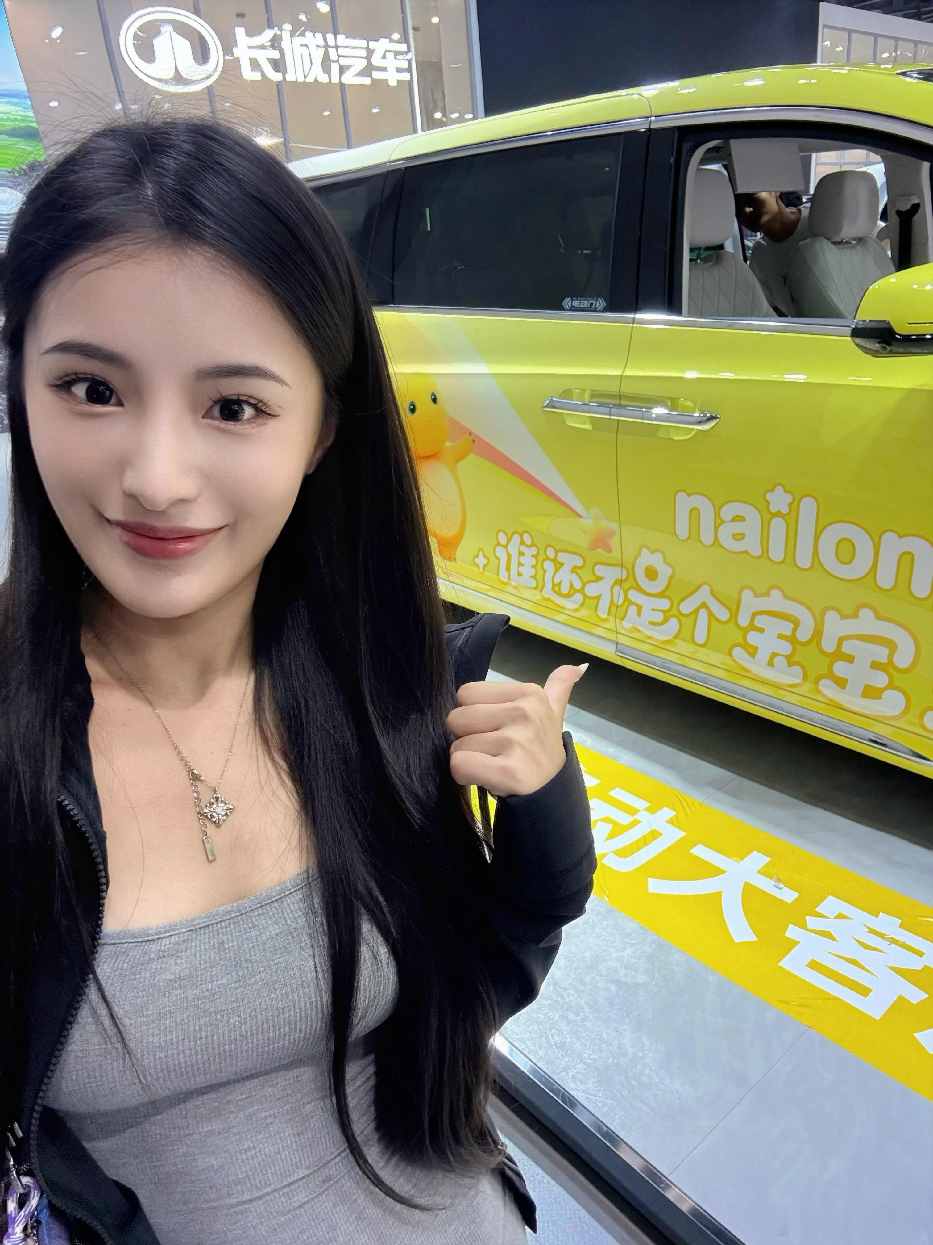 在杭州车展上发现一台奶龙痛车！！魏牌高山7！怎么长城除了硬汉风…也开始走可爱风啦