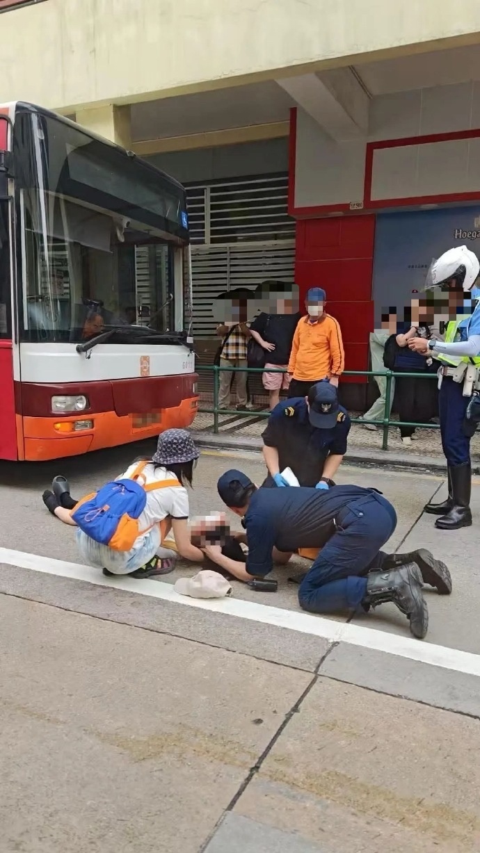 内地两女游客在澳门乱过马路被撞两个显眼girl在澳门路中间自拍被撞…还遭到检控[
