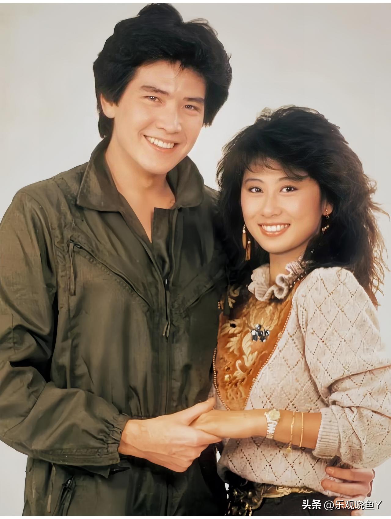 这是费翔和叶倩文热恋期间的老照片啊，拍摄的时候还在一九八二年，地点在台湾。当时费