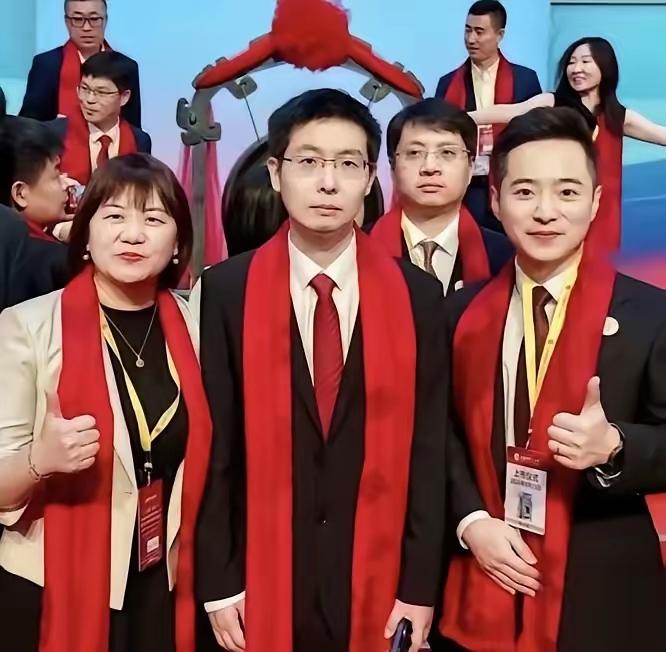 身价千亿，为何不笑呢？表情与身边的人形成鲜明对比，是因为典型的理工男性格，镜头前