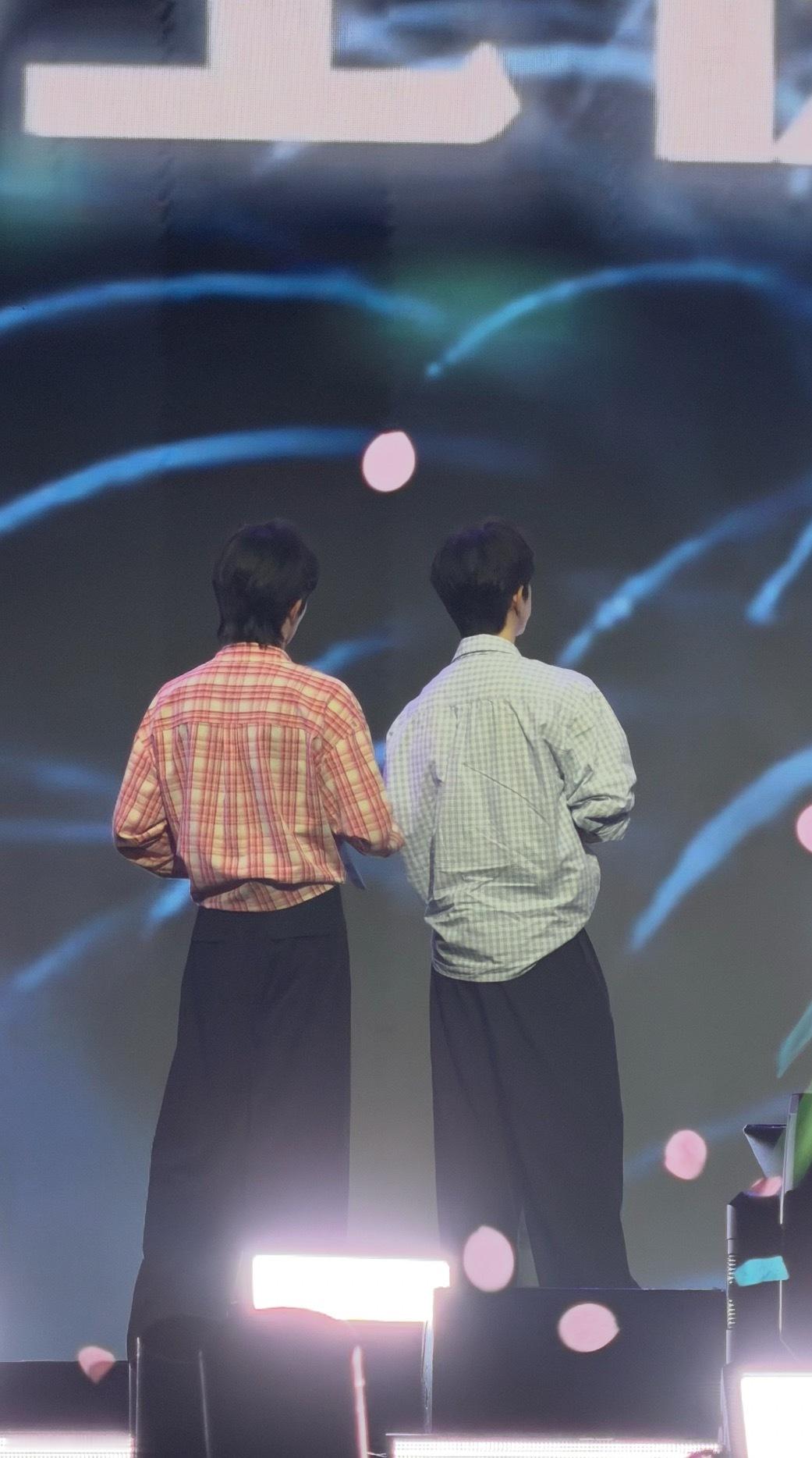 舞台上的背影依旧令人动容… 