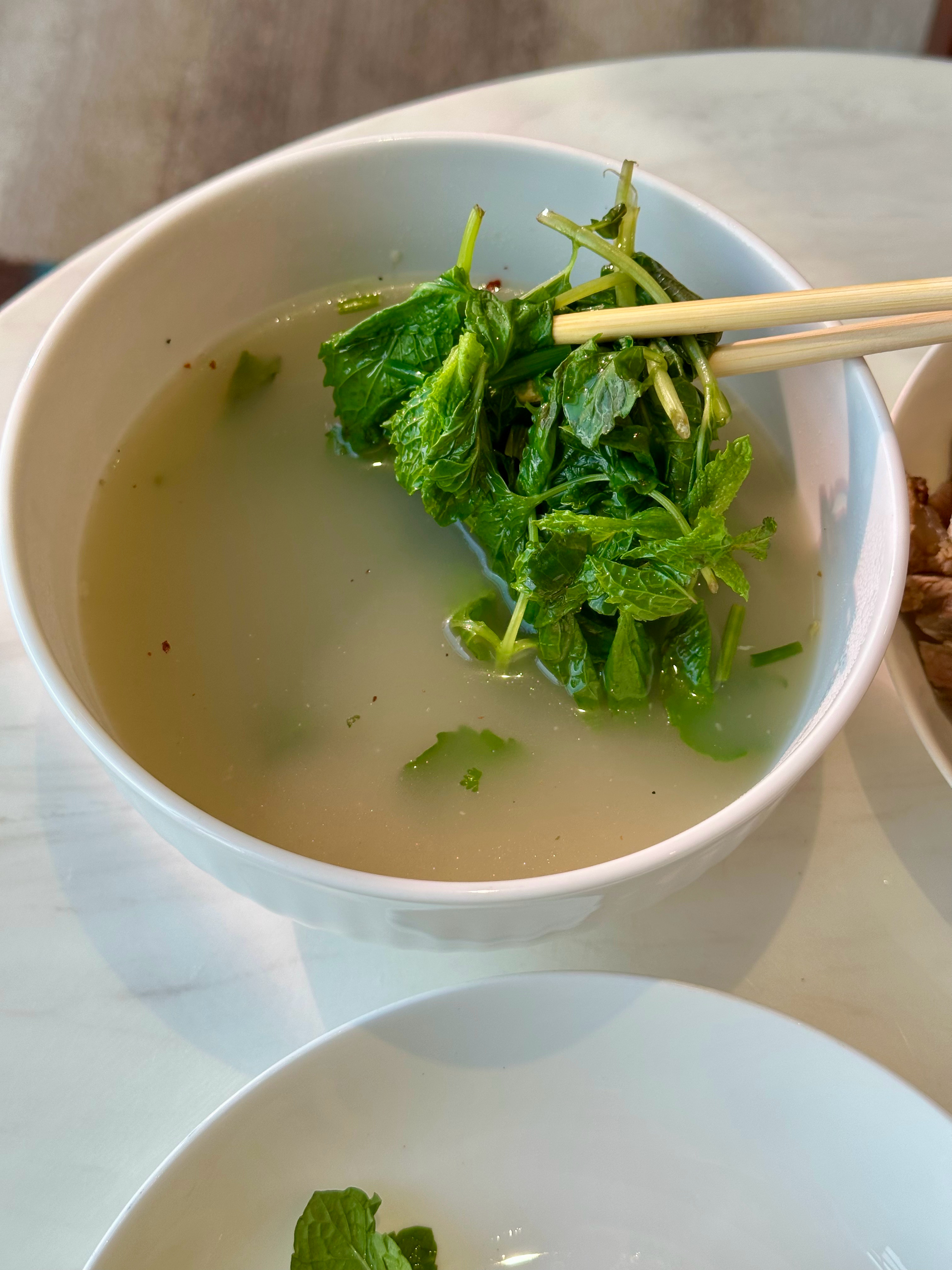 花两个小时开了三场视频会议，好饿！驱车赶往常光顾的羊肉店打包菜，配糊辣海椒蘸水只