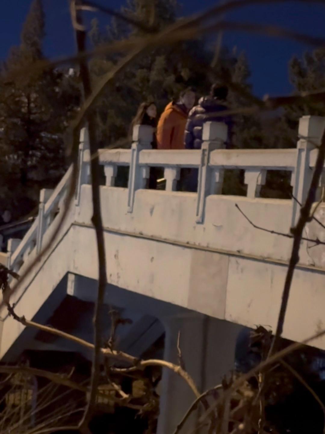 偶遇胡歌李沁天桥拍戏 偶遇《人间有味》天桥拍戏，在北京街头看到胡歌、李沁、白宇帆