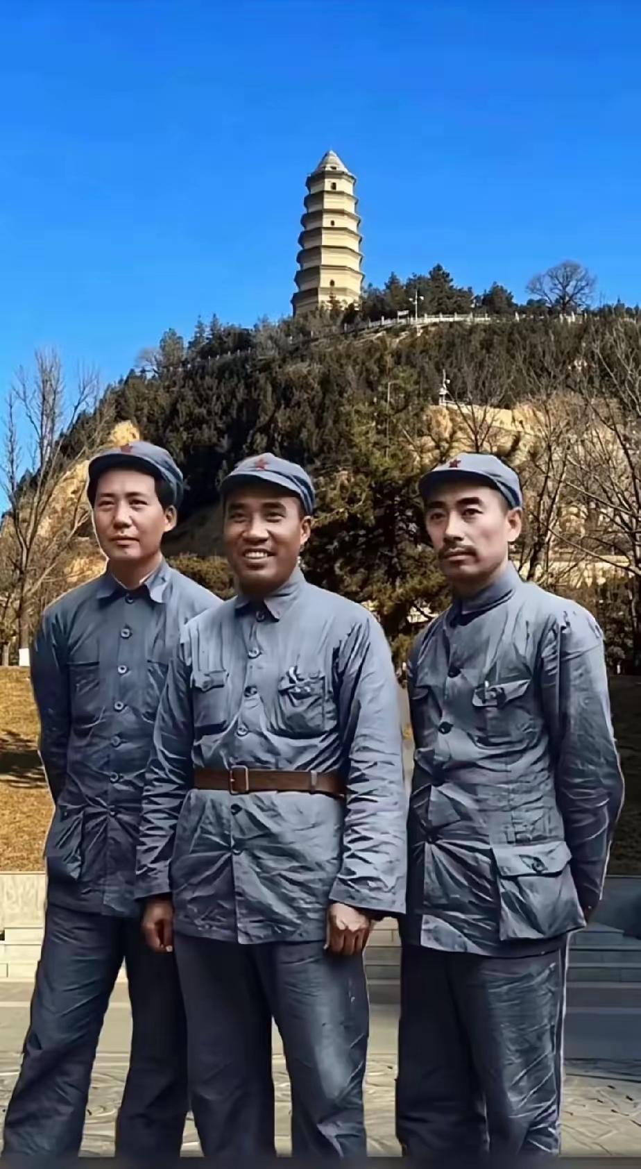 宝塔山下，毛主席、周总理、朱总司令三位革命老战友并肩而立，一身戎装，风雨同心。