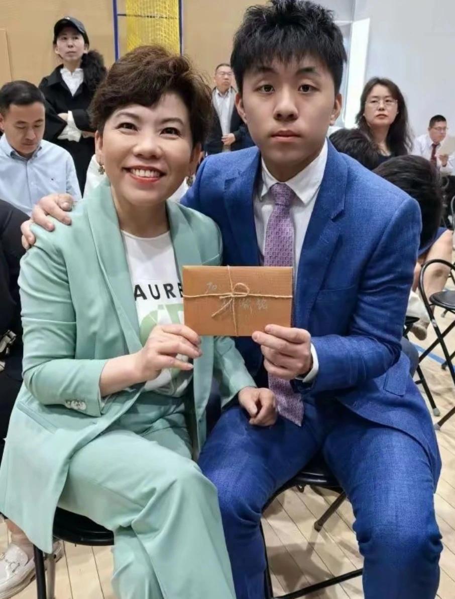 邓亚萍参加儿子学校成人礼
母子同框好幸福！发现没
邓亚萍儿子长得好像妈妈呀
哎呦