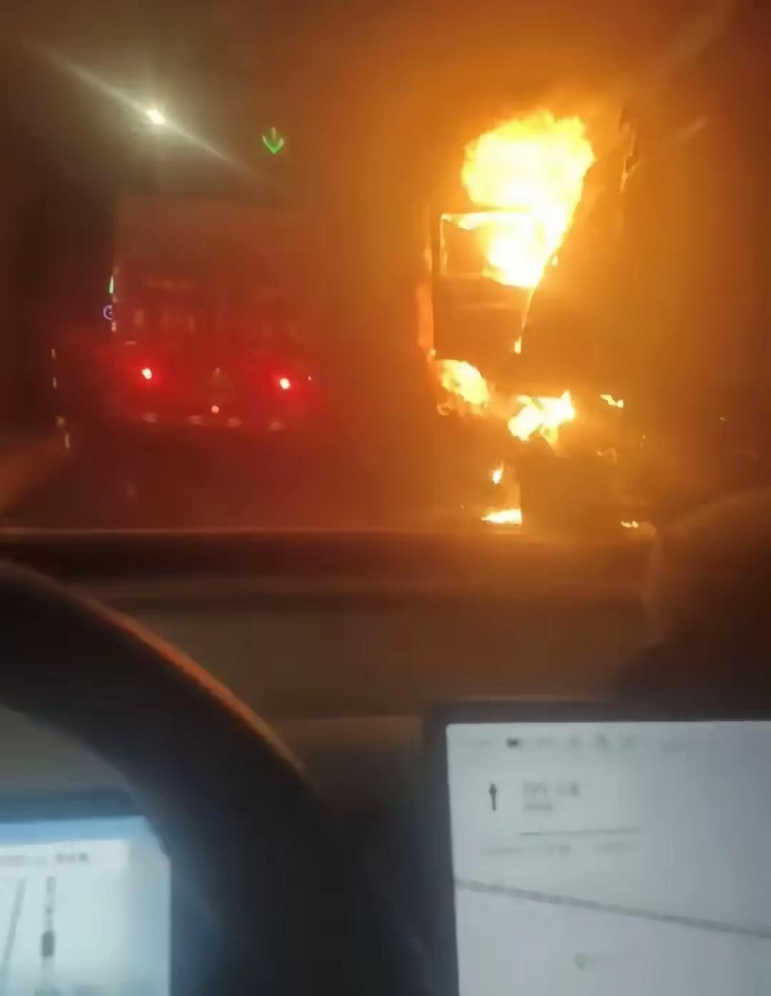 4月13日，山西某隧道突发货车起火，滚滚黑烟像张牙舞爪的怪兽，瞬间堵死了大半车道