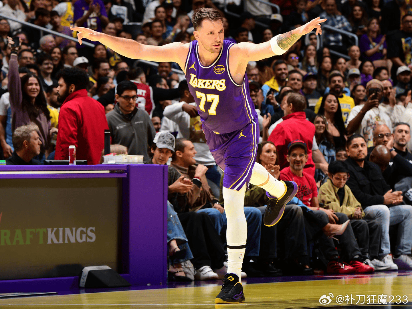 自信人生二百年，会当击水三千里。东契奇27岁生日快乐洛杉矶湖人