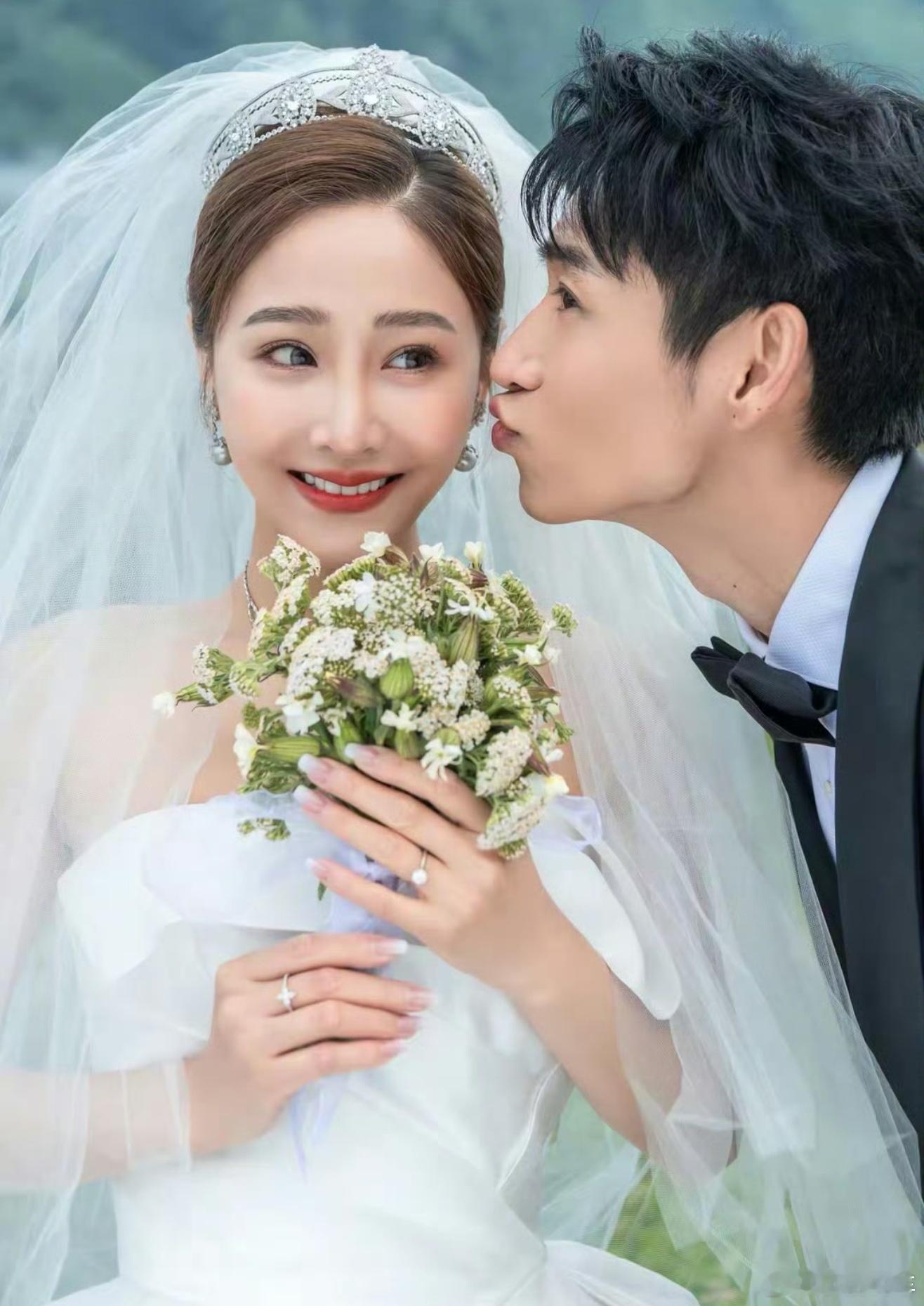 魏晨回应结婚证是在潍坊领的从校园恋情走向婚姻，到现在孩子都已经2岁啦，在娱乐圈大