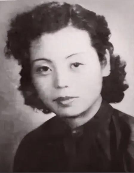 1970年，陈独秀女儿被批斗，她绑上油桶跳海偷渡，不会游泳的她漂泊10多小时，刚