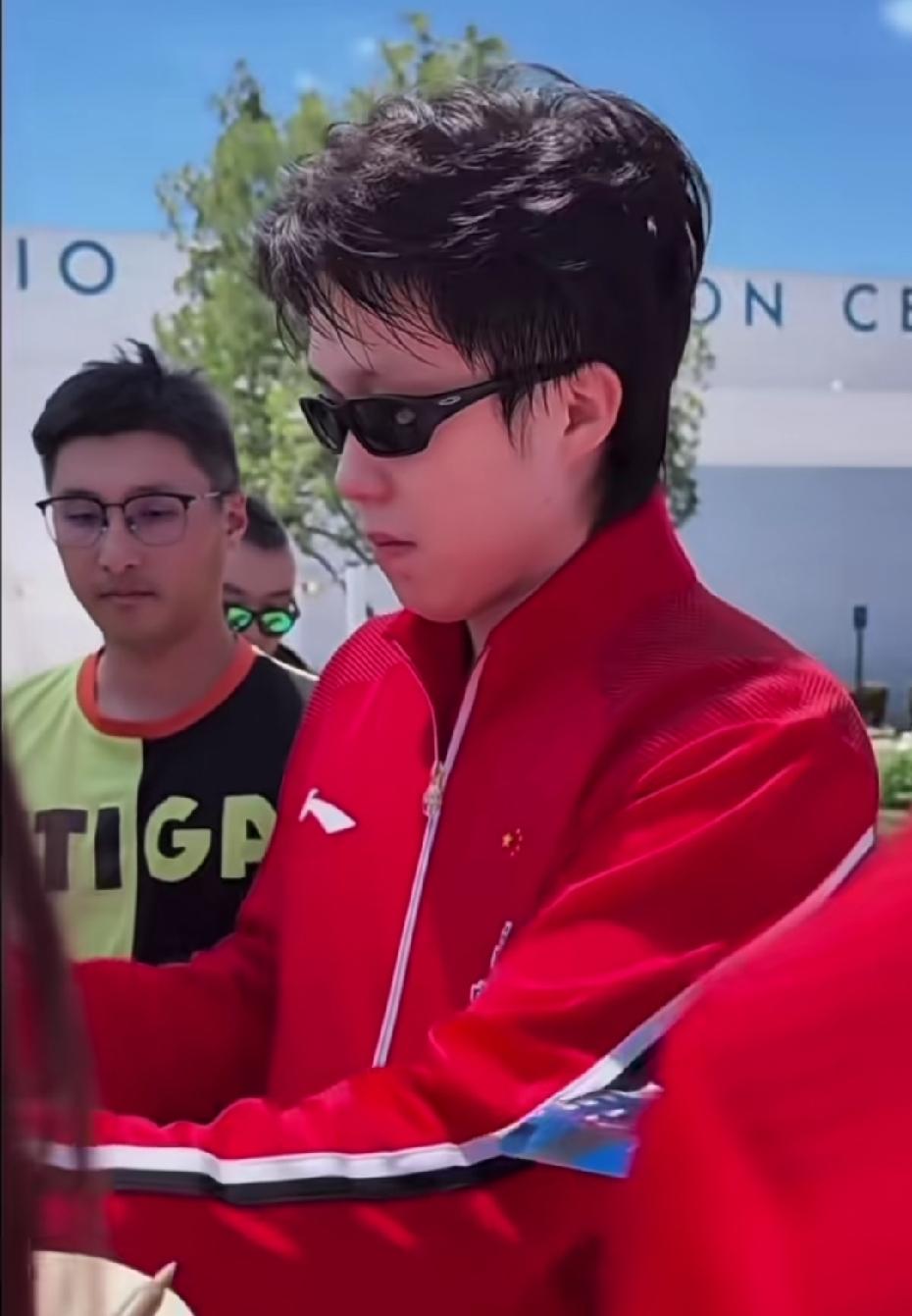 羡慕了，羡慕了
是谁拿到了楚钦的亲签
这火红的队服一穿
墨镜一戴，小发型卷卷
火