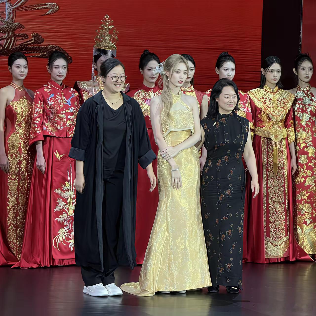 黄子韬懵了吧看看徐艺洋在秀场上穿的反观在婚礼上穿的那叫一个反差这些造型衬得她人高