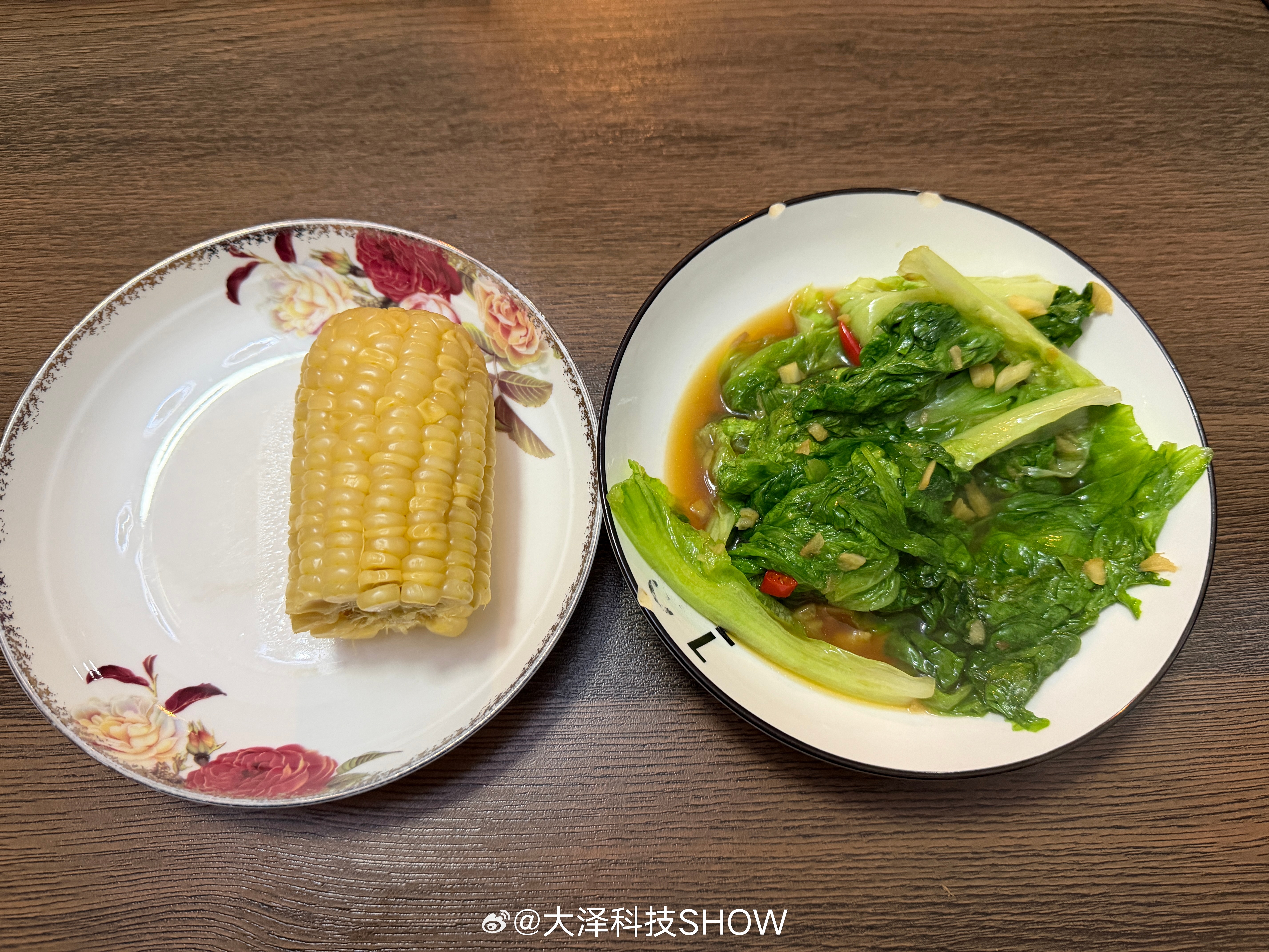 家人吃麻辣烫，我这边玉米配蒜蓉生菜，心好冷……小寒大寒哪个更冷