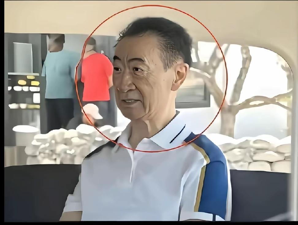 任何富豪，都是时代赋予的。最惨首富现年71岁王健林瘦成火柴人，变卖近50座万达广