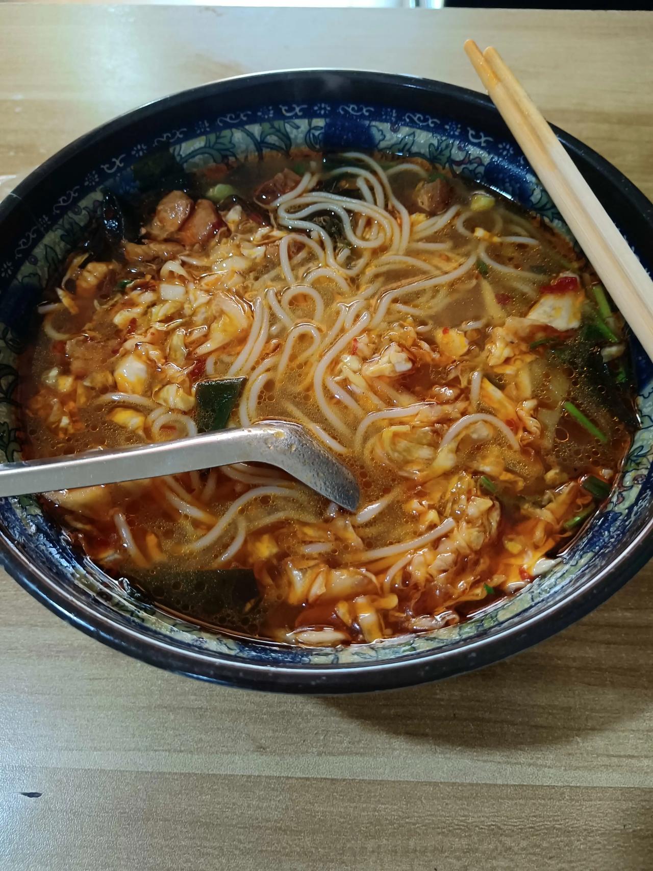 济南大观园这边还有这么便宜的餐饮店呀！
砂锅朝鲜面只有10r
味道还不错，中午吃