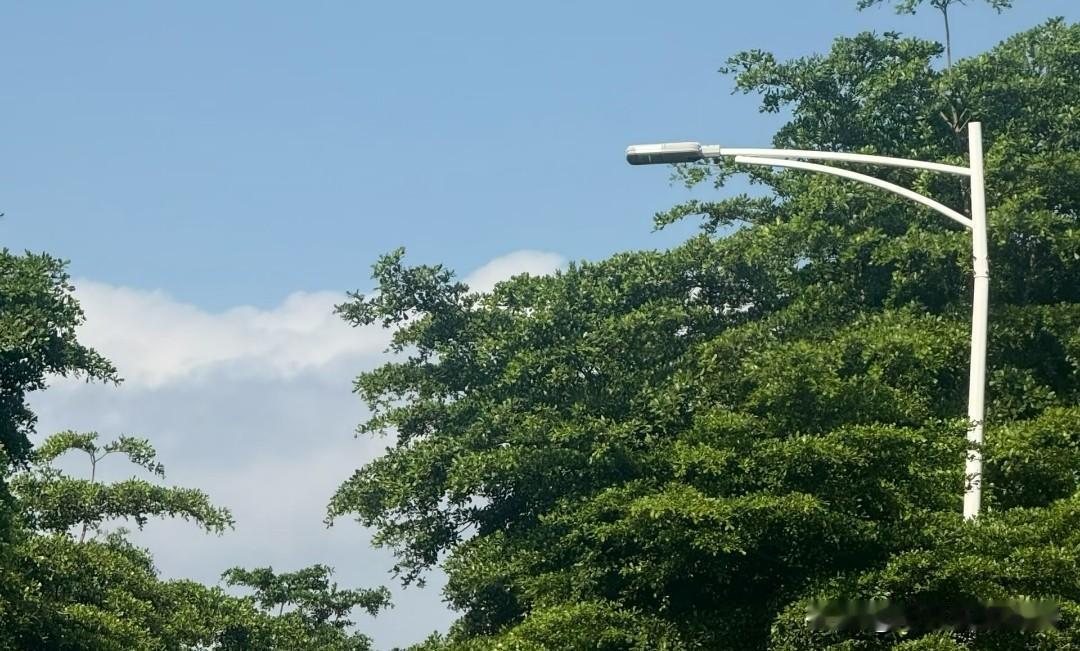❤️人生的下半场，才是真正的生活，虽然生活偶尔无趣，看这人间偶尔会沧桑，走出小城