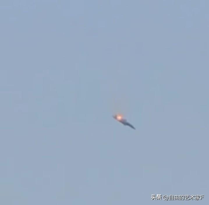 美军F 15坠毁的现场图来了，飞行员弹射逃生后，情绪饱满

就在刚刚央视新闻报道