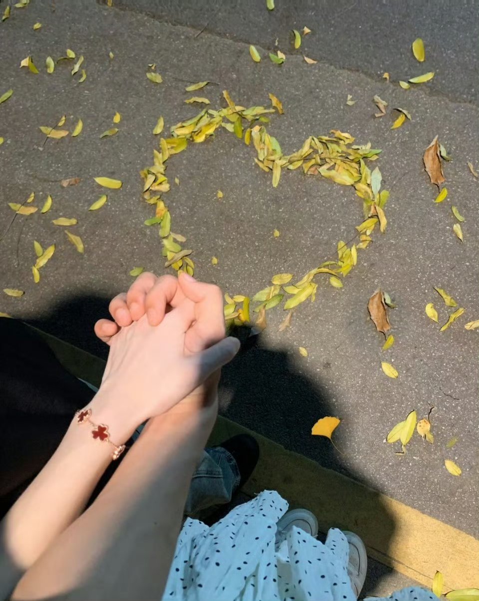 我的浪漫瞬间恋爱小美好，就该晒满阳光！恋爱中的我们，就像两颗相互吸引的星星，在彼