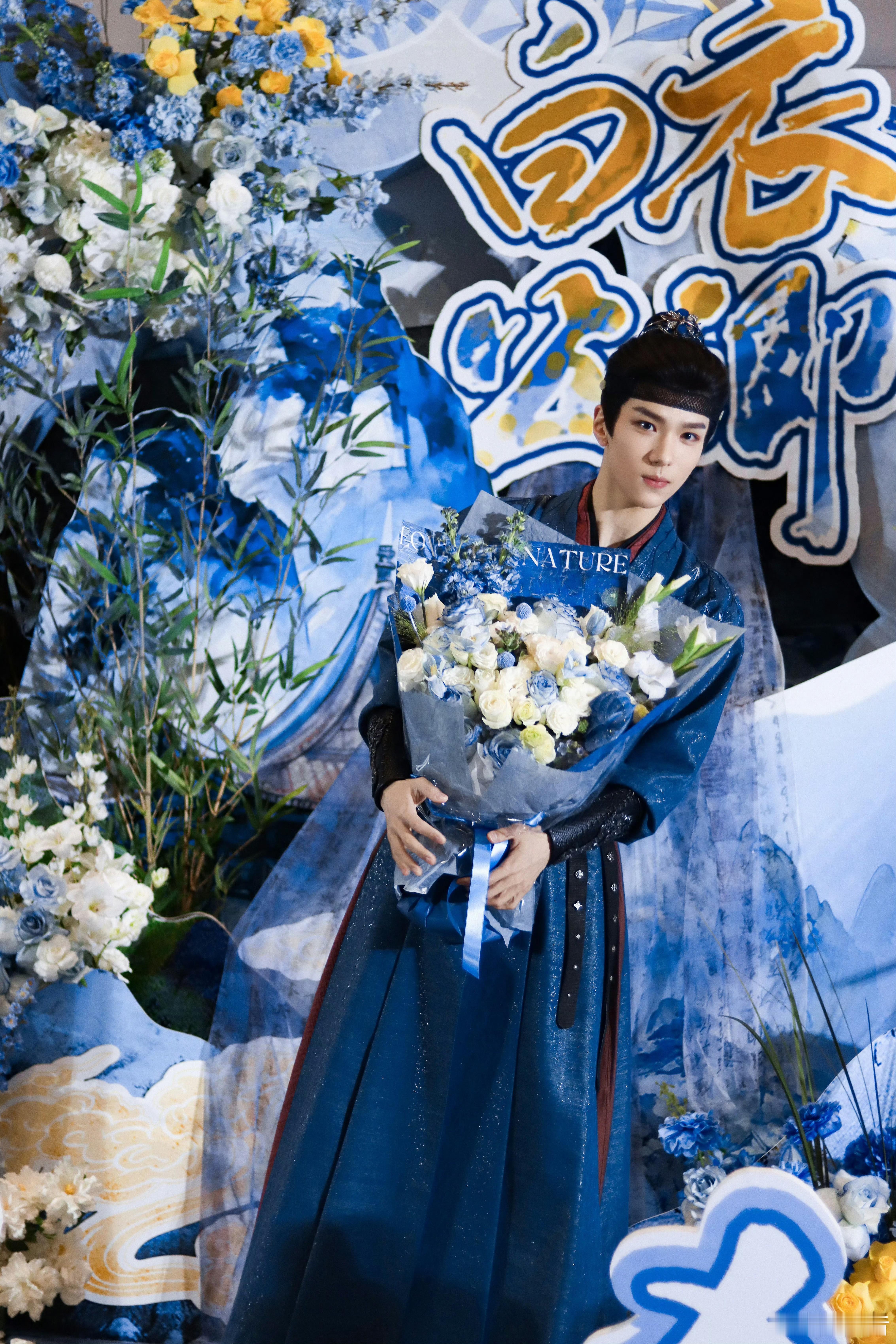 余承恩杀青收信收了四十分钟 余承恩白衣造型杀青花絮好绝！戏服未换就奔赴粉丝见面会