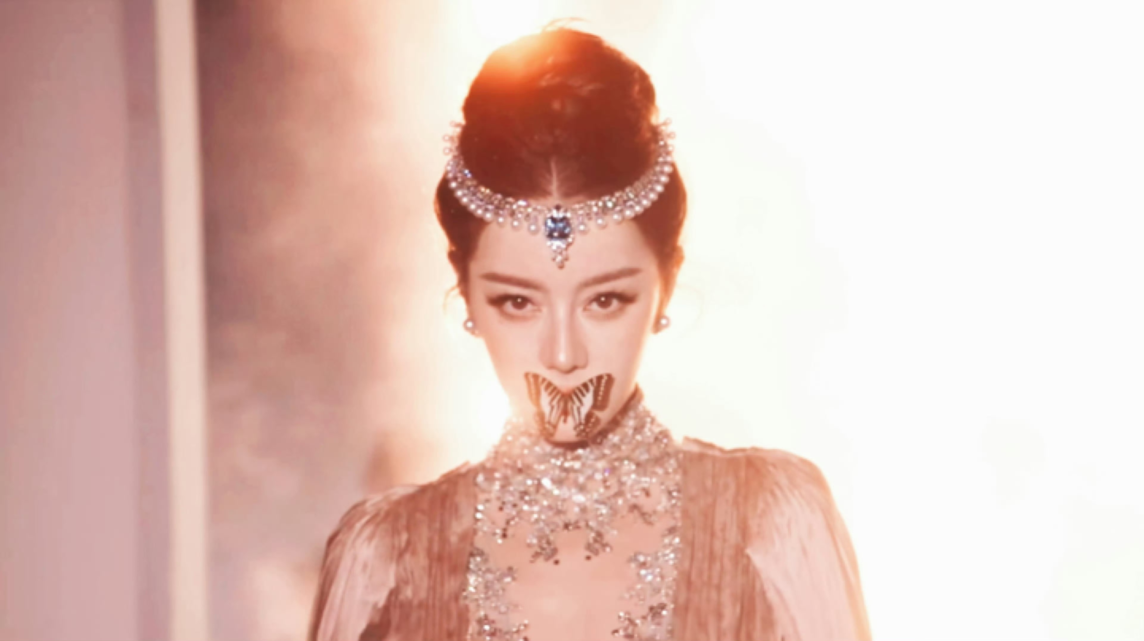 迪丽热巴嘴上叼着蝴蝶神女 ​​​