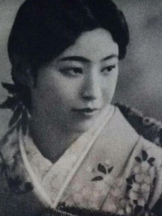 嵯峨浩，溥仪的弟弟溥杰的妻子。是日本皇室的近亲，在当时被誉为日本第一美人