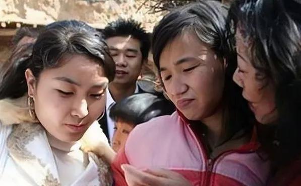 曹小青被关在内蒙古和林格尔县一个窑洞里十五年。墙上全是她用指甲刻的“跑”，一个叠