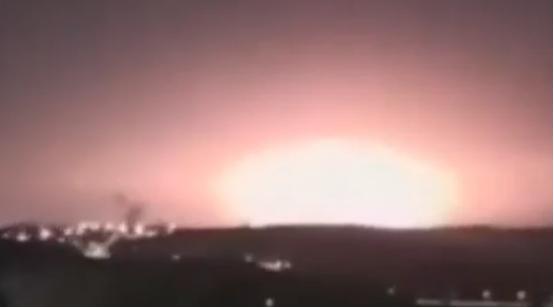 以色列贝特谢梅什市发生剧烈爆炸，现场升起蘑菇云。
 
当地时间5月16日晚上，以
