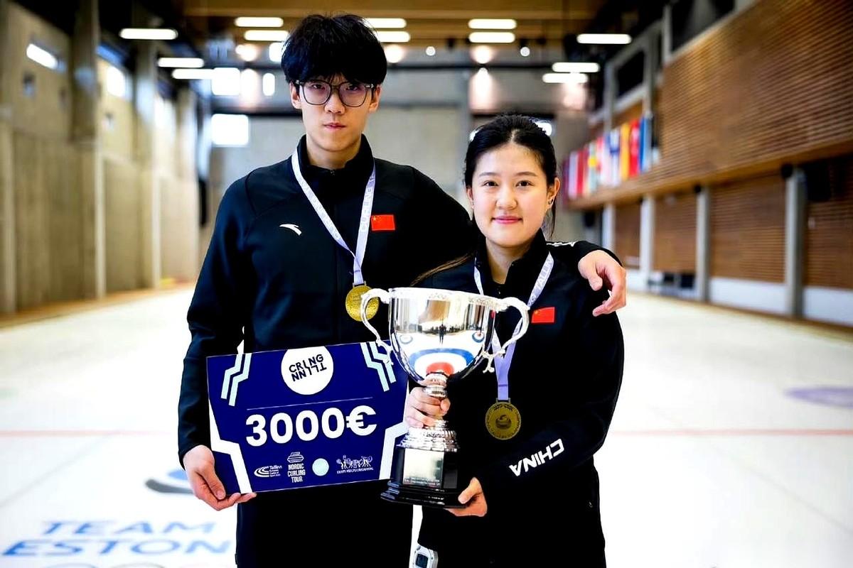 混双冰壶这东西，上来就得把最残酷的规矩甩你脸上：
没替补。
两个人，一个倒下，比