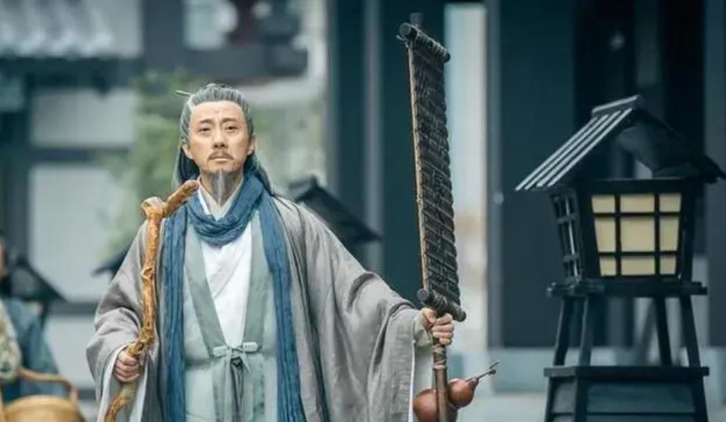 袁天罡出游时肚子饿了，随便找了一个饭馆吃饭。抬头一看，女掌柜面如满月，断言：“你