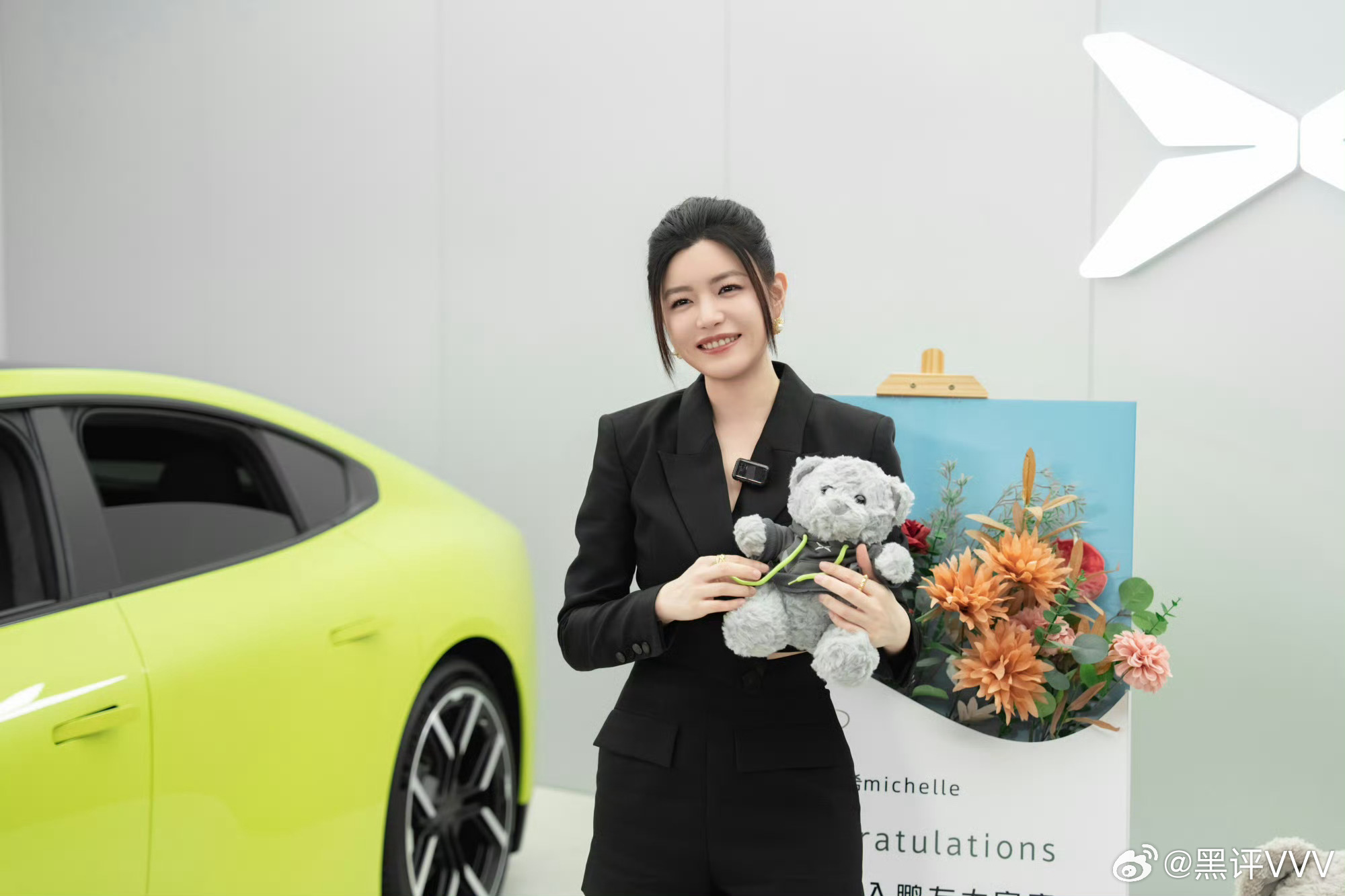 看得出来陈妍希很喜欢全新小鹏P7以后大家在小鹏门店遇到明星或者网红概率是越来越大