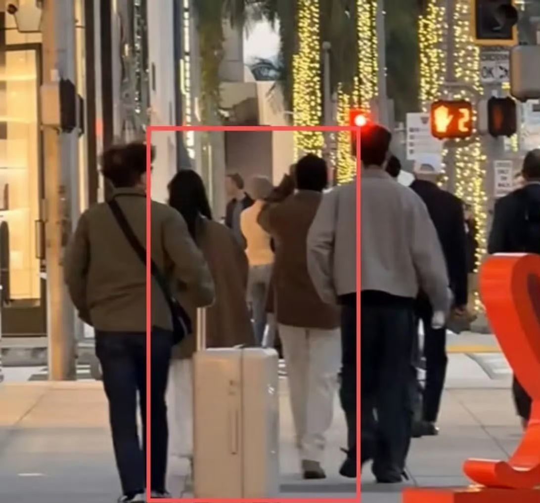 林俊杰情侣装同框，街灯暖，步履缓，同框身影黏