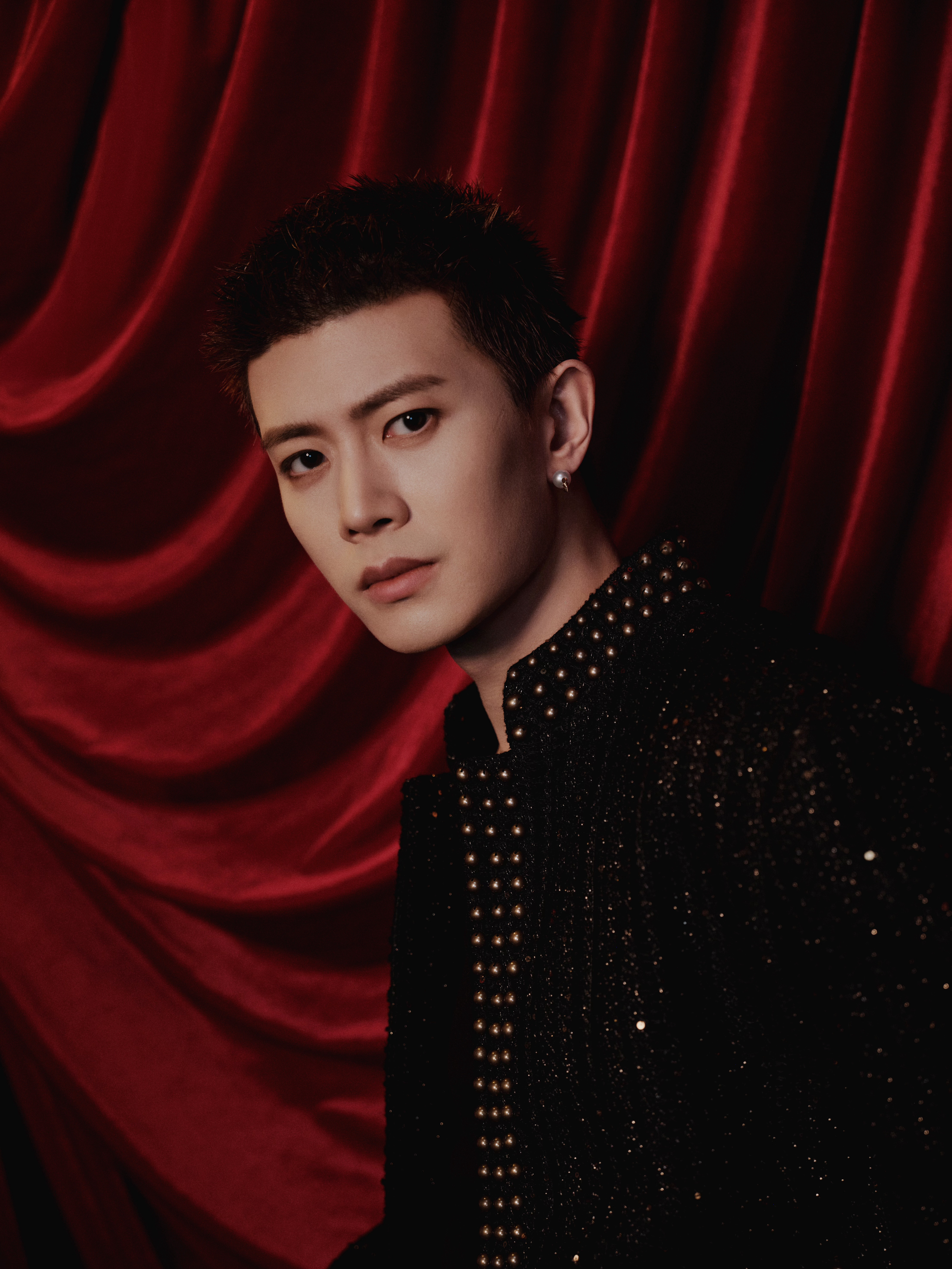 任嘉伦今日出席代言品牌直播造型图集，身着PiperBOX定制亮片毛呢夹克搭配黑色