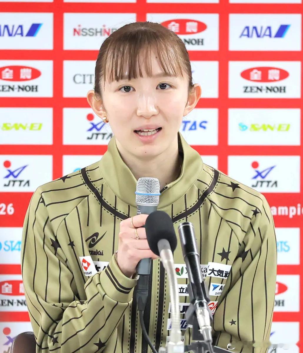 女子单打实现三连冠的早田希娜（日本生命）在赛场召开记者会，谈及向史上第4位实现单