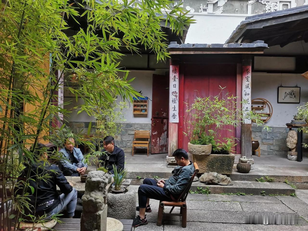 人情往来，该淡就淡一点
 
年轻的时候，总想着多交朋友，谁家有事都要到场，随礼、