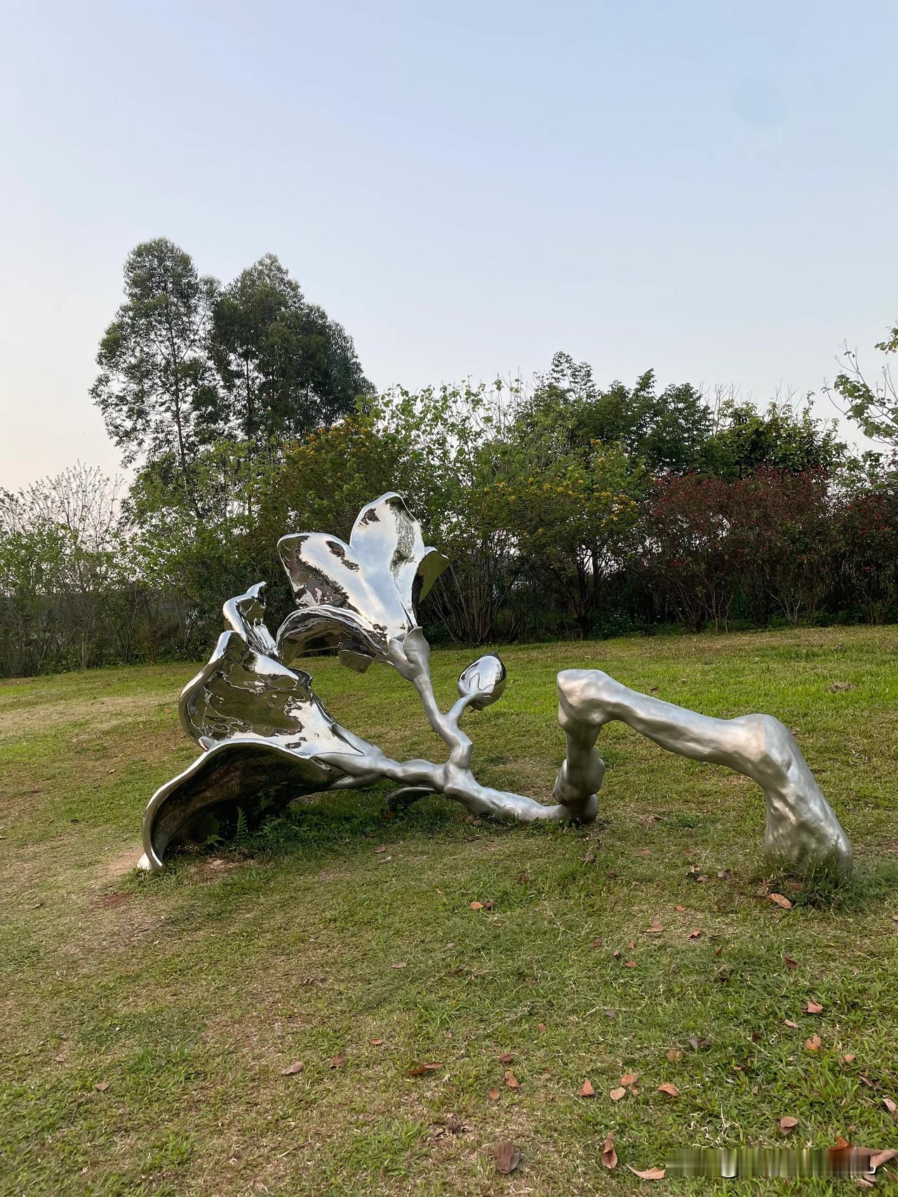 在东莞的喧嚣中，藏着一方宁静的自然天地——香遇百花公园。踏入其中，仿佛闯入莫奈的