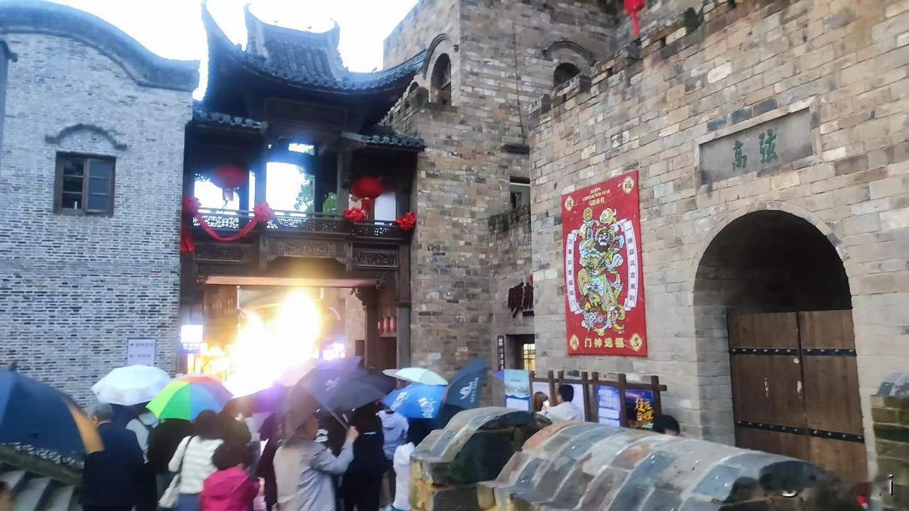 江西婺源玄高古城之夜。
最后一图是改建前后对比图，可见当地旅游开发动作之大。
徽