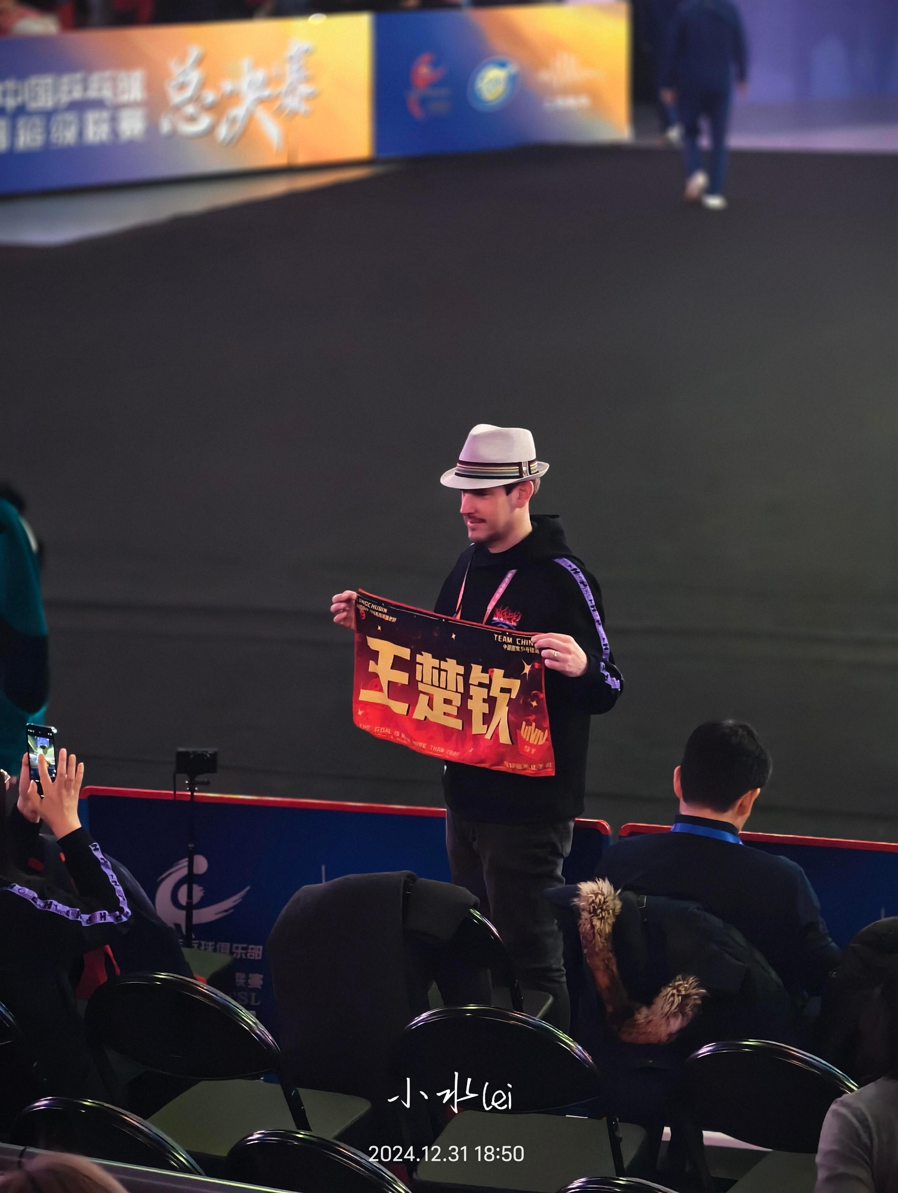 进口粉丝，买到了衣服，还有三本中国体育带小卡的[给你小心心]这洋芋 怎么什么都有