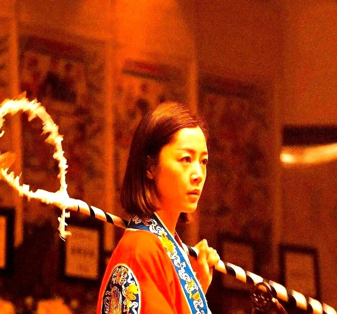 火苗直接扑向身体，她咬死没喊停，硬生生跨过火盆完成仪式。

这场只有几分钟的道家