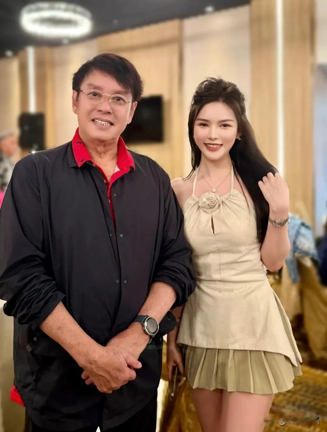 原来谭咏麟也是不老男神啊！
谭校长近照，在马来西亚和粉丝同框，梳着三七分头发，戴