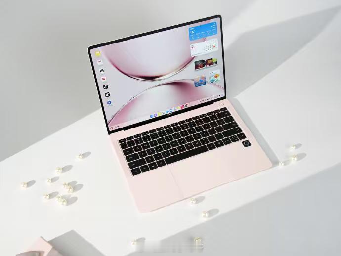 鸿蒙电脑对比其他电脑不同的点，在于它搭载HarmonyOS 6后更智能，小艺助手