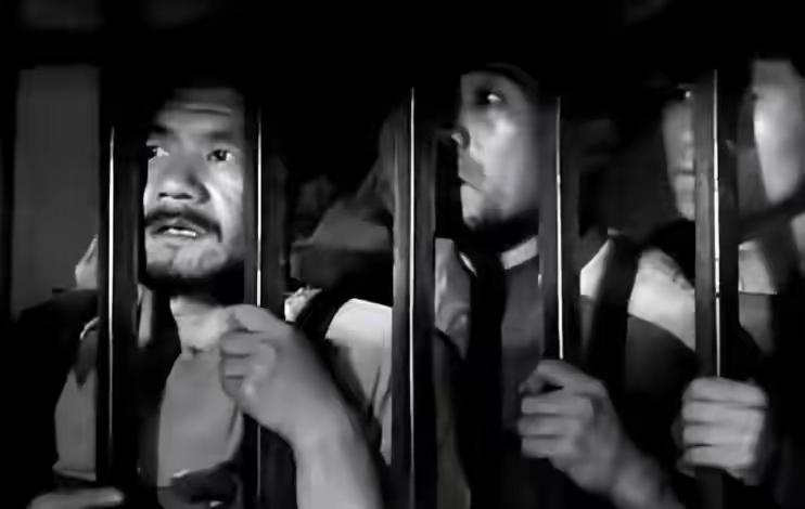地下党被关押在破庙里，一个贼对他说：你把手表给我，再揍我两拳！





192
