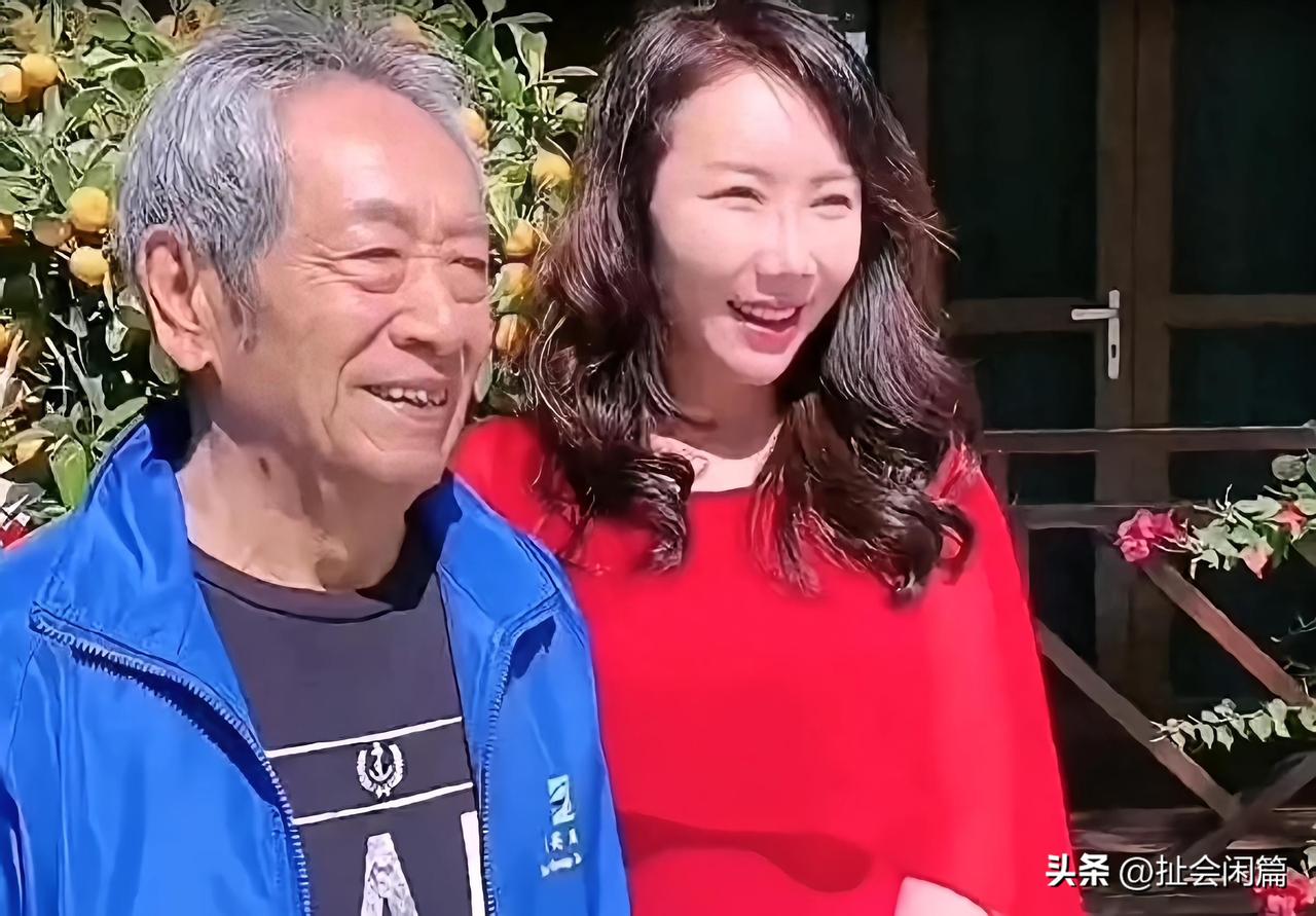 虽然没人看好这对相差37岁的夫妻，但是老爷子生病以后，全凭小妻子悉心照顾。
 