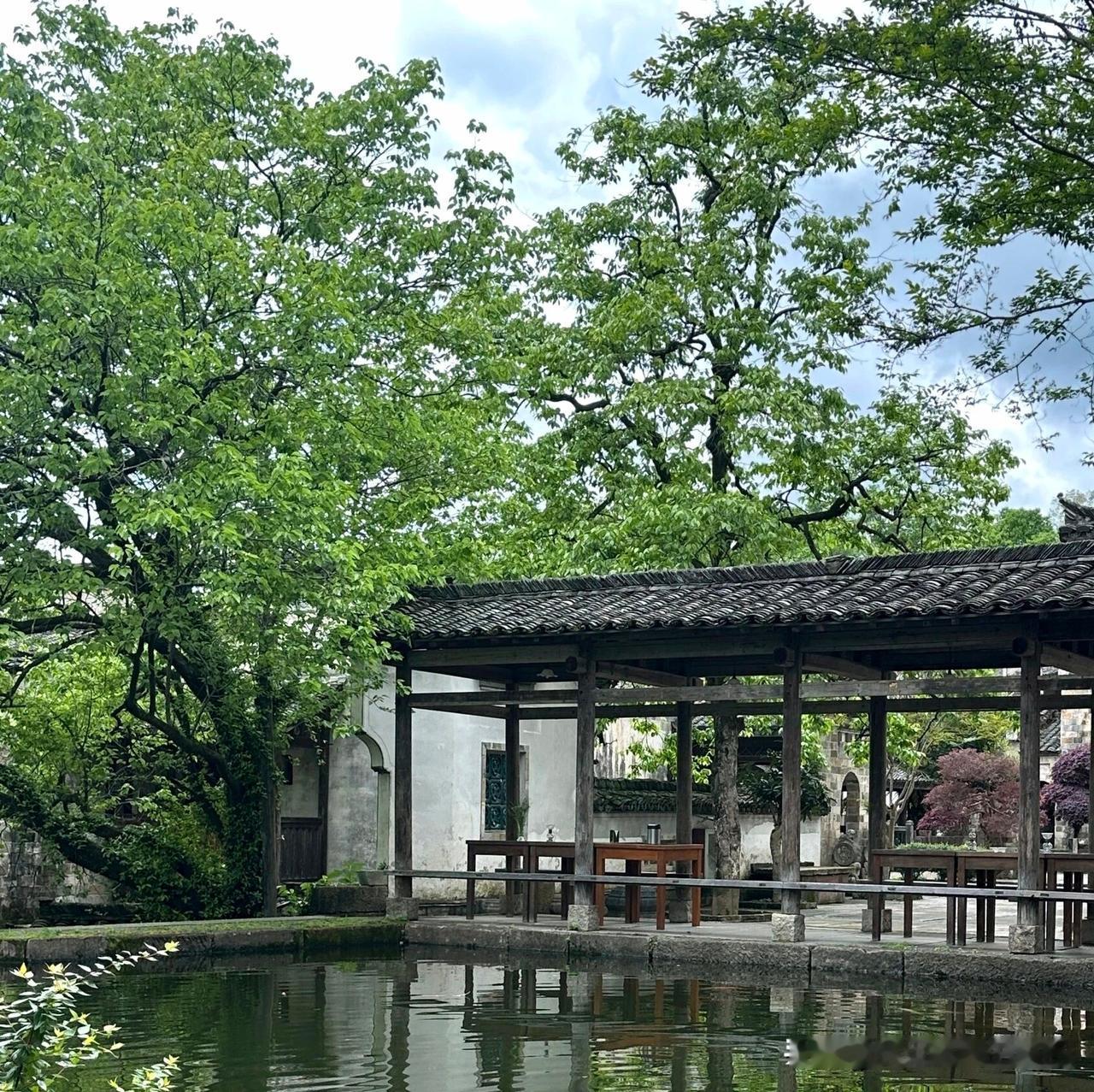 下联：长林古寺夏阴浓
上联：有请雅士[玫瑰][玫瑰][玫瑰]