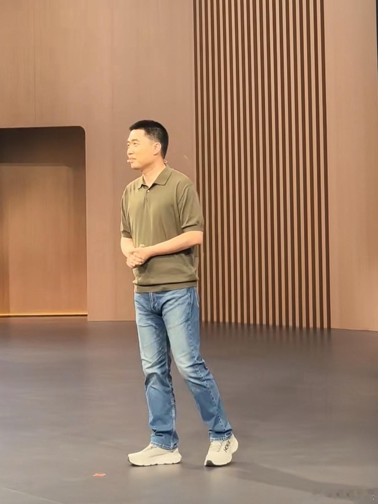 被网友拿小桌板的梗做图，李想没有硬杠，反而顺着玩回去，还说要拿自家AI芯片给大家