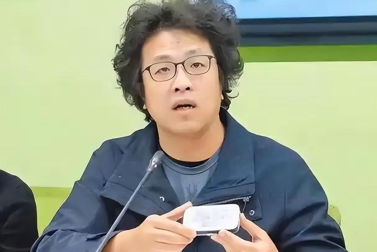 有人这样说：沈伯洋这个人，用“跳梁小丑”来形容，再贴切不过。

为什么叫他跳梁小